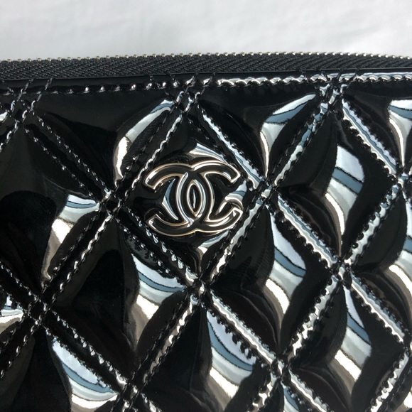 Auth Chanel patent leather zip around wallet - Picture 3 of 17